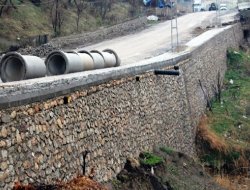 Korkuluğu olmayan duvar kazaya davetiye çıkarıyor