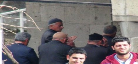 Namaz kılınırken konuşmayı kesmeyen BDP'ye halk tepki gösterdi