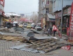 Şiddetli Rüzgar binanın çatısını uçurdu