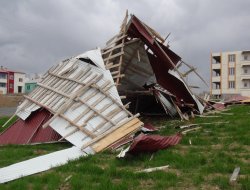 Kovancılar'da fırtına çatı uçurdu