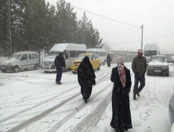 Bitlis'te seçimler kar yağışıyla çileye döndü