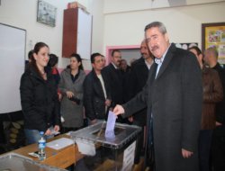 Diyarbakır Valisi Cahit Kıraç kar yağışı altında oy kullandı