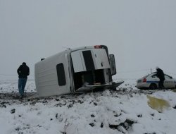 Bingöl'de araç takla attı: 10 yaralı