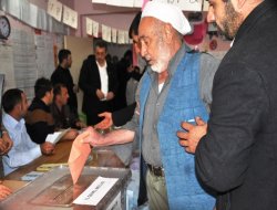 Yaşlılar zorluklarına aldırmadan oy kullandı