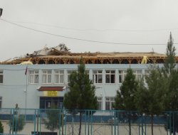 Diyarbakır'ın Çermik ilçesinde rüzgar okulun çatısını uçurdu