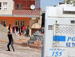 Mardin'in Midyat ilçesinde BDP'liler adalet sarayına saldırdı video