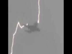 Uçağa havada yıldırım çarptı