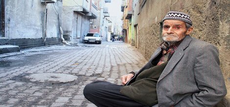 Lice'deki Köyünde ağaydı şehirde dilenci oldu