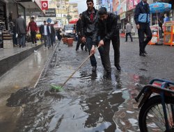 Yağmurun ardından caddeler göle döndü