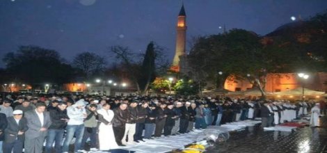 Binlerce kişi Ayasofya'da namaza durdu