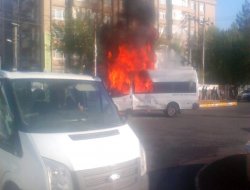 Çocuğa çarpan minibüs ateşe verildi
