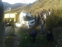 Kaza yapan TIR Bingöl-Diyarbakır yolunu trafiğe kapattı