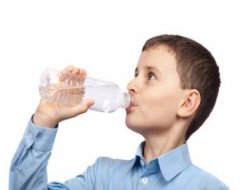 Suyu sakın ayakta içmeyin!