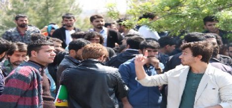 Dicle Üniversitesinde BDP'liler polis desteğinde saldırıyor