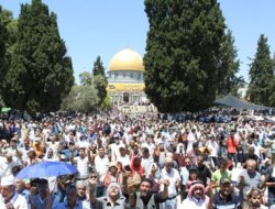 İsrail askerleri Mescid-i Aksa'ya saldırdı: 30 yaralı