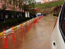 Şırnak'ta bir saatlik yağmur hayatı felç etti
