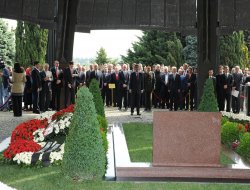 Turgut Özal kabri başında anıldı