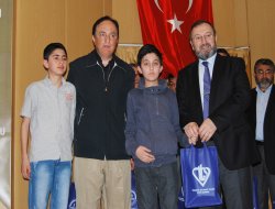 Cami müdavimi çocuklara hediyeler verildi