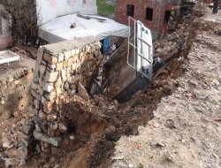 Yağmur suları istinat duvarını yıktı