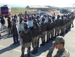 Eylem yapan köylülere Jandarma müdahale etti