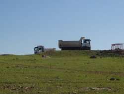 Petrollü toprak, kamyonlarla başka yere taşınıyor iddiası