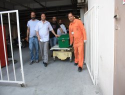 Bıçaklanan kadını kurtarırken canından oldu