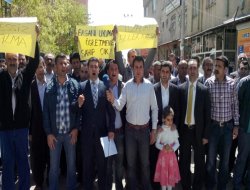 Ergani'de bıçaklanan öğretmen için yürüdüler