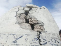 Yıldırım isabet eden minare yıkıldı