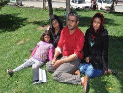 Sokakta yaşayan aileye hayırseverler sahip çıktı