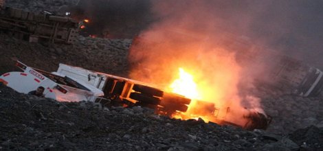 Van'da karakola malzeme taşıyan kamyonlar ateşe verildi