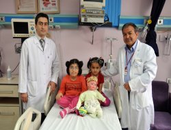 İki çocuğun kalbindeki delikler ameliyatsız kapatıldı