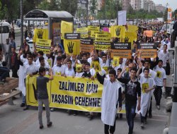 Mısır'daki idam kararlarına kefenli protesto