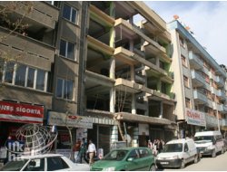 Hasarlı Binalar Tehlike Saçmaya Devam Ediyor
