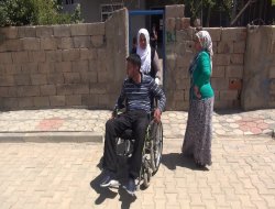 Belden aşağı felç olan gencin tek isteği camide namaz kılabilmek