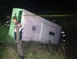 Konyada öğrencileri taşıyan araç devrildi