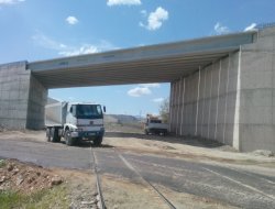 Sık sık kazaların yaşandığı yola köprülü çözüm