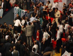 Saadet Partisi Kongresi'nde gerginlik