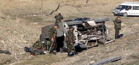 Hakkari'de askeri araç takla attı: 3 ölü