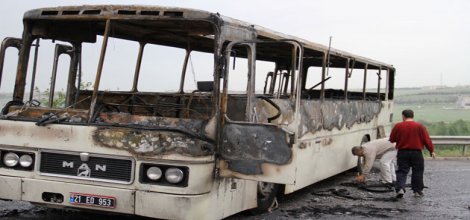 PKK'liler Diyarbakır'da üniversite otobüsünü yaktı