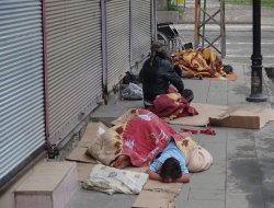 Suriyeli mülteciler geceyi kaldırımda geçiriyorlar