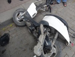 Motosiklet araca çarptı: 1 yaralı