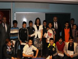 Sabah namazı kılan öğrencilere tablet