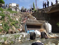 Muş'ta kamyonet köprüden dereye uçtu: Bir ölü 5 yaralı