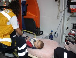 Eve terk edilen bebeği, ağlaması kurtardı