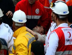 18 saat sonra sağ çıkarıldı