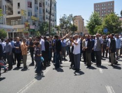 Panele gelen işçiler yol kesti