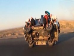 Hareket halindeyken aracın lastiklerini değiştirmeye çalıştılar video