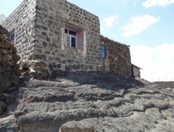 Çınar Karacadağ'da görenleri şaşırtan evler