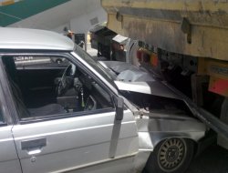 Hızını alamayan otomobil kamyonun altında girdi