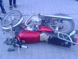 Çocuğa çarpan motosiklet araca çarparak durabildi